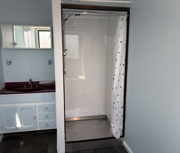 Two Bedroom Property With Large Garage - Photo 5