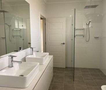 Large Family Home - Photo 6