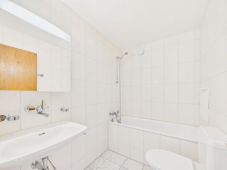 Cozy and light-filled with balcony in the quiet Schoren quarter in Reinach AG - Photo 2