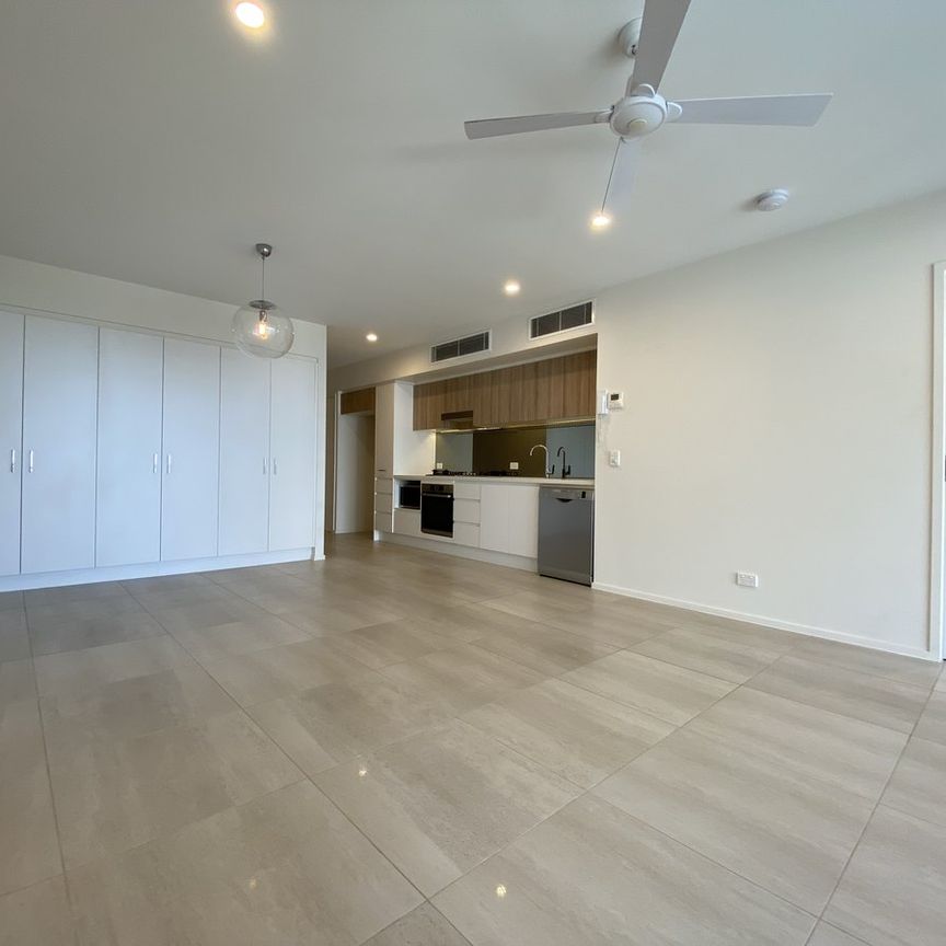 Stunning Waterfront Living in Anchorage Apartments – Hope Island - Photo 1