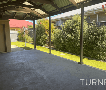 Large 4 Bedroom Family Home, opposite reserve. - Photo 6