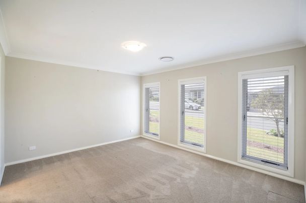 Designer Four bedroom family home - Photo 1