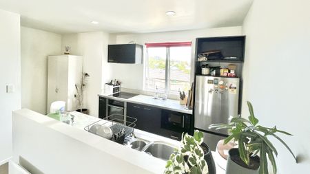 Convenient Glen Eden Living – 3 Bed Townhouse with Garage - Photo 5