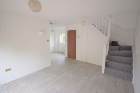 Newly refurbished Two bedroom mid terrace - Photo 5