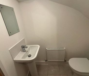 A 5 bedroom end terrace family home with a garage and off-street pa... - Photo 6