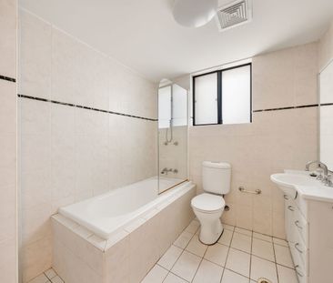 Convenient One-Bedroom Apartment with Secure Parking - Photo 4
