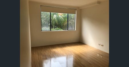 BRIGHT APARTMENT WITH AN OVERSIZED COURTYARD - Photo 3