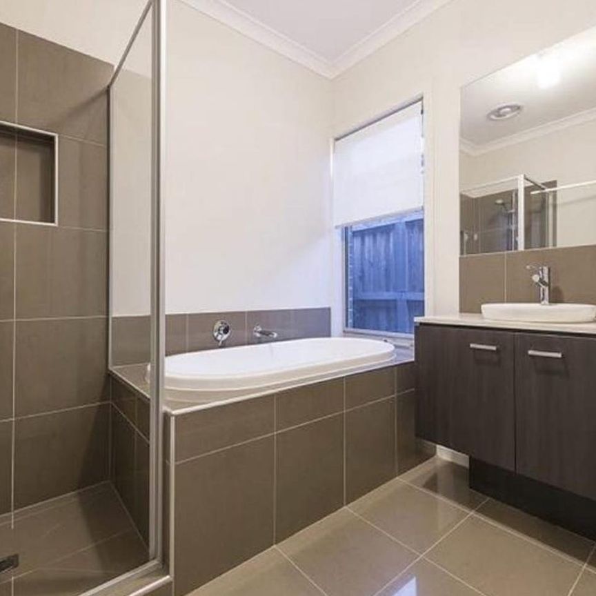 Light-Filled Family Home in Prestigious Alamanda Estate - Photo 1