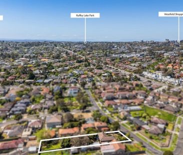 Family Charm & Elite School Zoning in Heart of Doncaster! - Photo 1