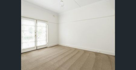 BEAUTIFULLY PRESENTED SPACIOUS GROUND FLOOR APARTMENT - Photo 4