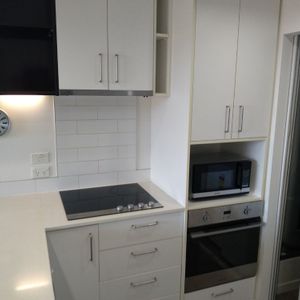 Charming Two-Bedroom Apartment in Prime Takapuna Location - Photo 2