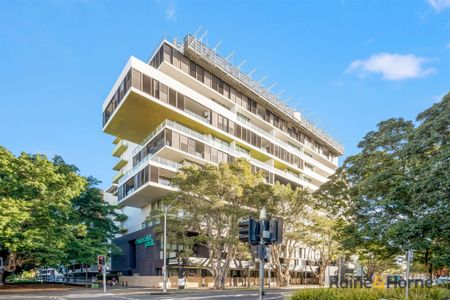 Spacious Two Bedder with Stunning City View - Photo 5