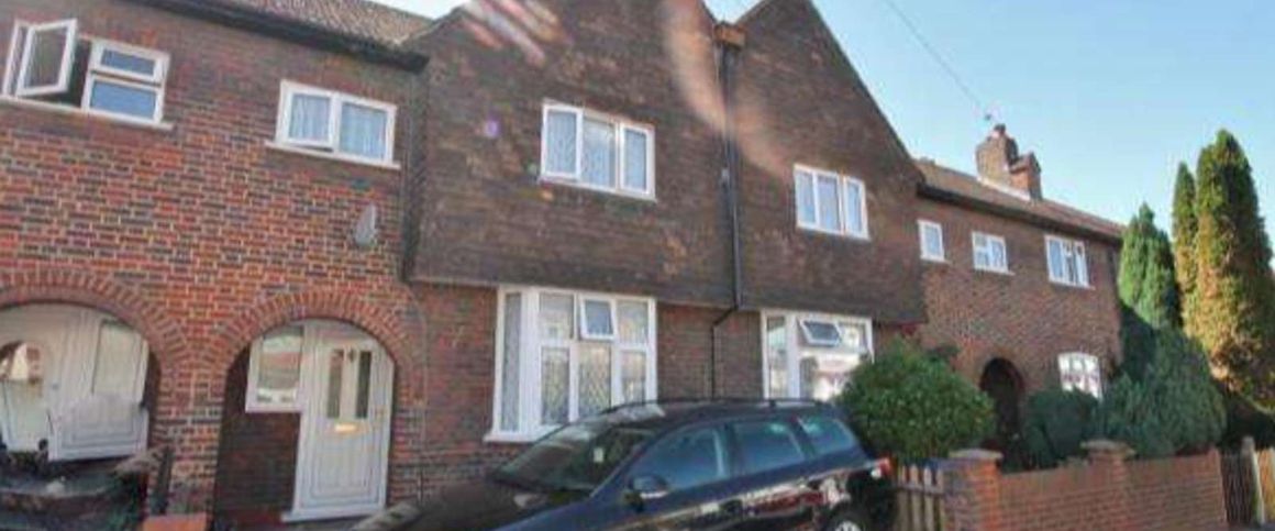 Frimley Gardens Room 1 - Photo 1