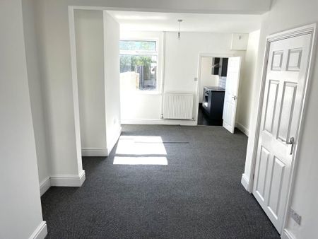 2 bedroom end of terrace house to rent - Photo 3