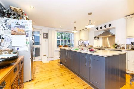 Well proportioned and beautifully presented period Barnsbury house on an attractive terrace over looking a park and with elevated westerly views over London. - Photo 5