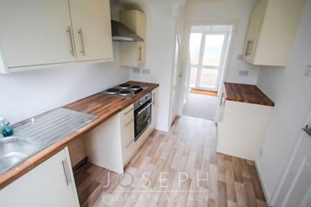 3 bedroom semi-detached house to rent - Photo 5