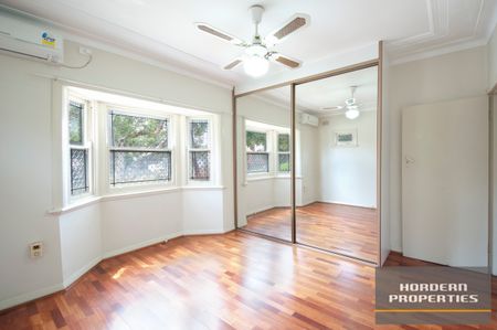 Charming Corner Family Home close to Kingsgrove Station - Photo 3