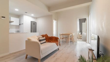Room in a shared 5-bedroom apartment for rent in Les Corts - Photo 3