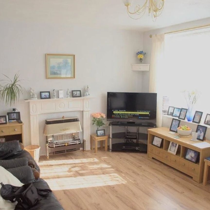 3 Bed Flat, Halford House, SW15 - Photo 1