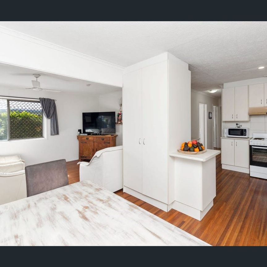 FOUR BEDROOM FAMILY HOME IN PRIME LOCATION - Photo 1