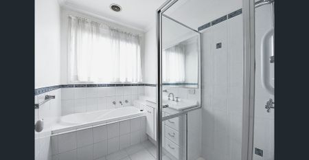 Spacious, Stylish, and Convenient: Immaculate 3-Bedroom Villa - Photo 4