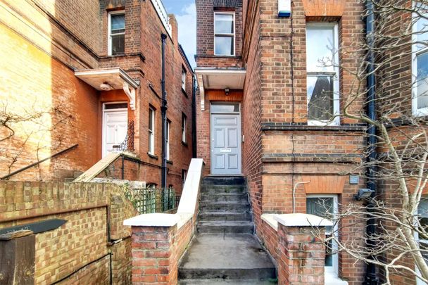 **SHORT LET** A well presented two bedroom apartment on the raised ground floor of this stunning period conversion. - Photo 1