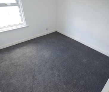 To Let 3 Bed Flat - Photo 2