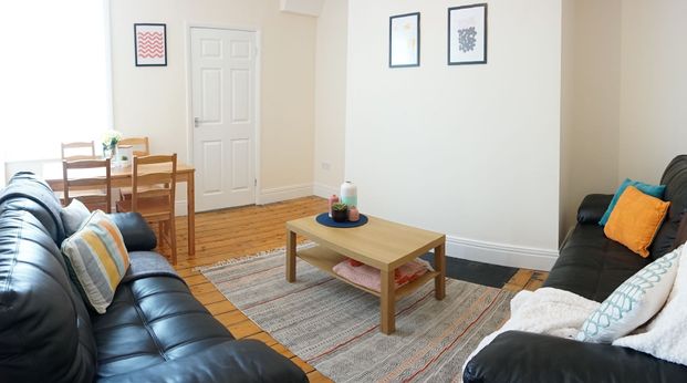Three Bedroom Flat Victoria Avenue - Photo 1