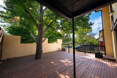 Cosmopolitan Living - Photo 2