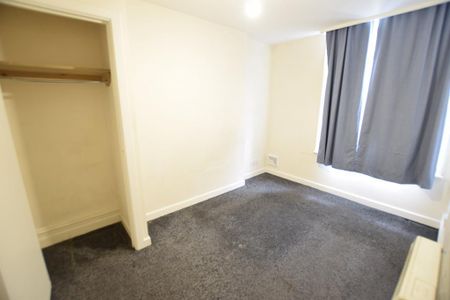 3 bedroom flat to rent - Photo 3