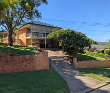 ⭐️Fully Renovated 4 Bed House with City Views & Garage in Mt Gravat... - Photo 4