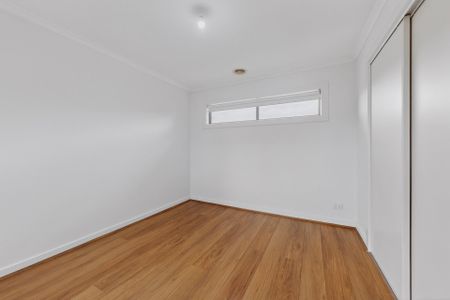 STUNNING TOWNHOUSE - Photo 2