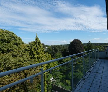 Lichtdurchflutete 2-Zimmer-Maisonette-Wohnung mit 2 Balkonen und Panorama-Dachterrasse in Bestlage! - Photo 1