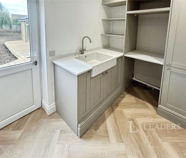 4 bedroom detached house to rent - Photo 2