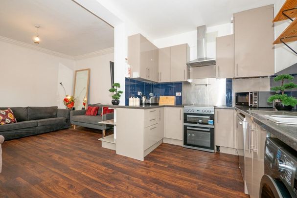 6 bedroom end of terrace house to rent - Photo 1