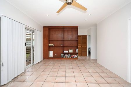 Extra Spacious Family Home - Fully Tiled - Solar - Photo 5