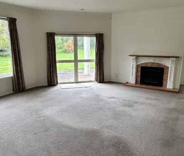 Spacious 5-Bedroom Family Friendly Home! - Photo 3