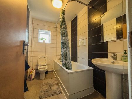 Double Room To Let - HP12 - Photo 5