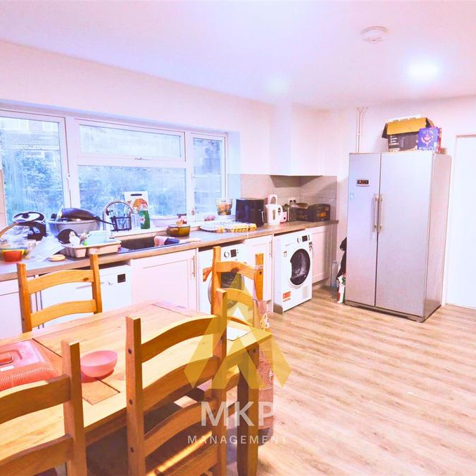 5 bedroom end of terrace house to rent - Photo 1