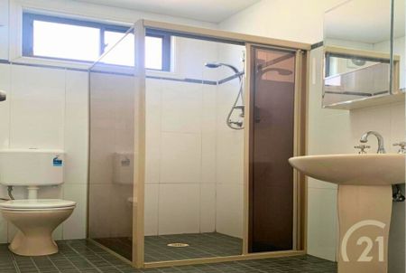 2 Bedroom Half House - Water & Electricity Included - Photo 5