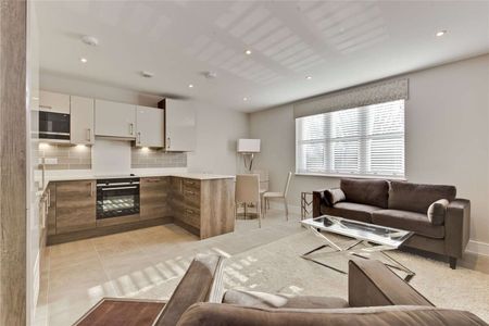 An immaculate first floor flat situated in an exclusive gated development, close to a range of amenities including Hampton Court station. - Photo 2