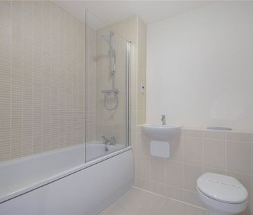 2 bedroom Flat in Oscar Wilde Road, Reading - Photo 5