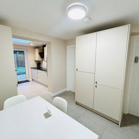 Gossops Green 0 bedroom house share to rent - Photo 1