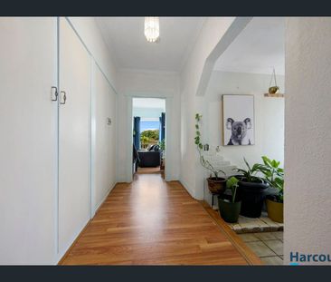 Charming 3-Bedroom Cottage in East Devonport - Photo 5