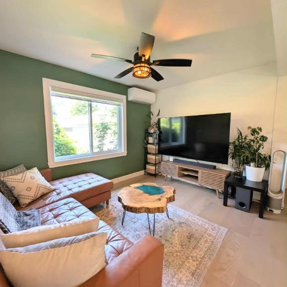 À louer — maison lumineuse avec une immense cour arrière à L’Île-Perrot / For Rent — Bright house with a large backyard in L’Île-Perrot - Photo 1