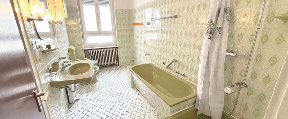 Trier: Stilvolle 100 m² Altbauwohnung mit hohen Decken und Holzdielen in zentraler Lage - Photo 1