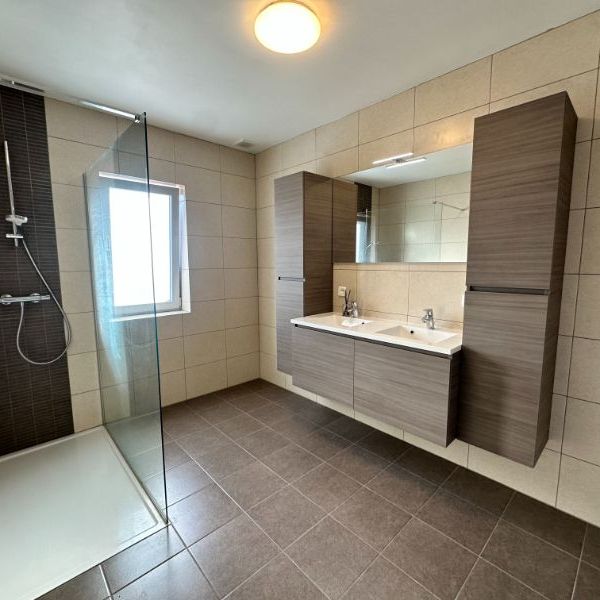 Instapklaar (volledig opgeschilderd) duplexappartement met 2 ruime slpk., terras, ondergrondse autostpl + kelderberging - Foto 1