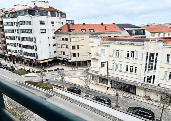 Apartamento T2 situado na Avenida Dr. Lourenço Peixinho em Aveiro.