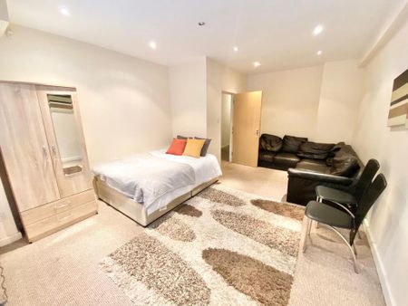 1 bedroom in a flat share to rent - Photo 2