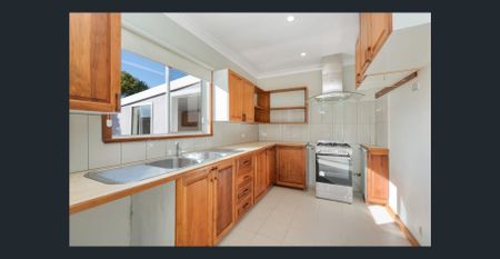 Spacious 3 Bedroom Family Home - Photo 4